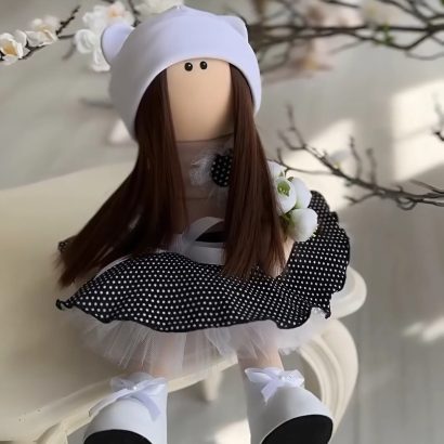 Інтер’єрна лялька текстильна сувенірна вчителька з квітами