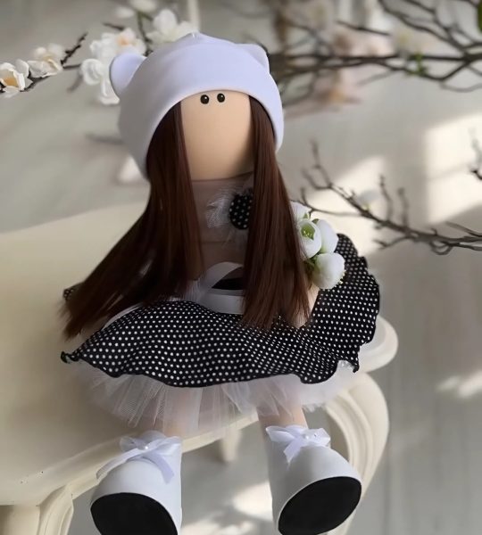 Інтер’єрна лялька текстильна сувенірна вчителька з квітами