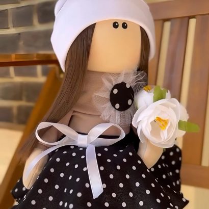 Інтер’єрна лялька текстильна сувенірна вчителька з квітами