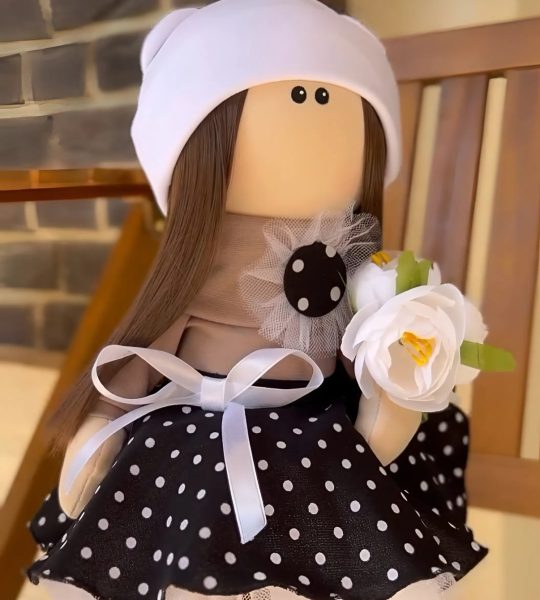 Інтер’єрна лялька текстильна сувенірна вчителька з квітами