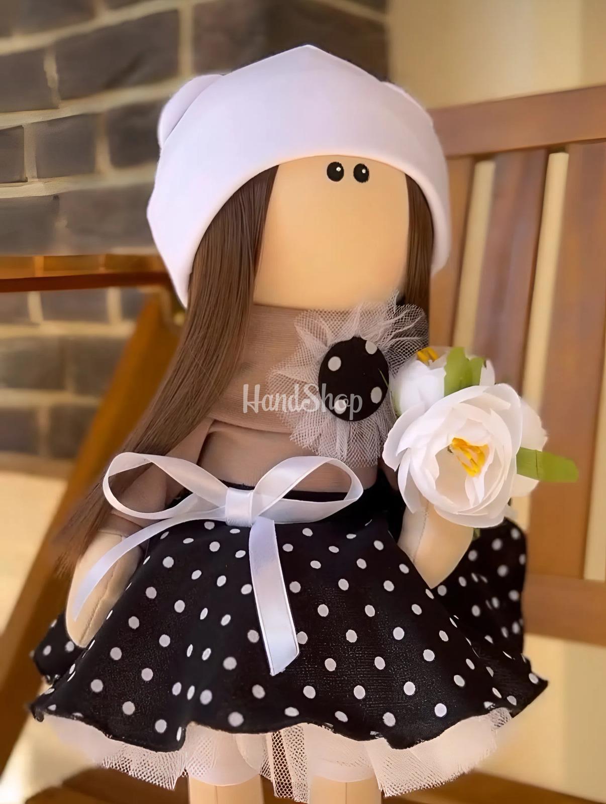 Інтер’єрна лялька текстильна сувенірна вчителька з квітами Інтер’єрна лялька текстильна сувенірна вчителька з квітами