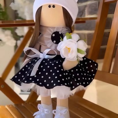 Інтер’єрна лялька текстильна сувенірна вчителька з квітами