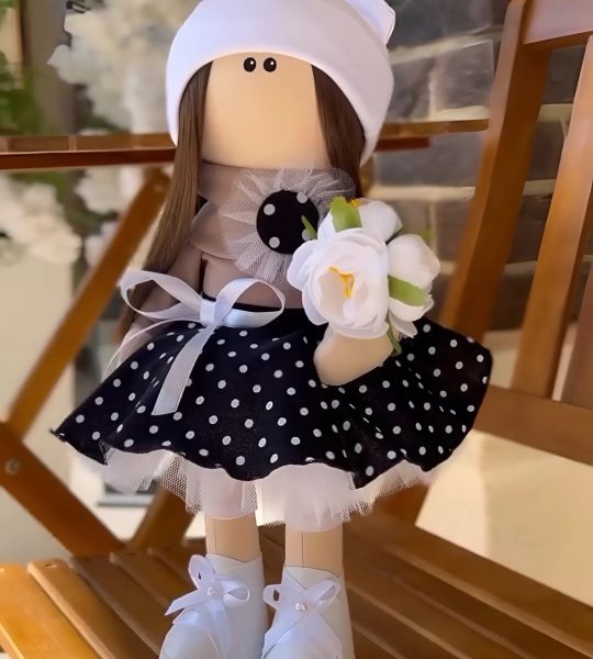 Інтер’єрна лялька текстильна сувенірна вчителька з квітами