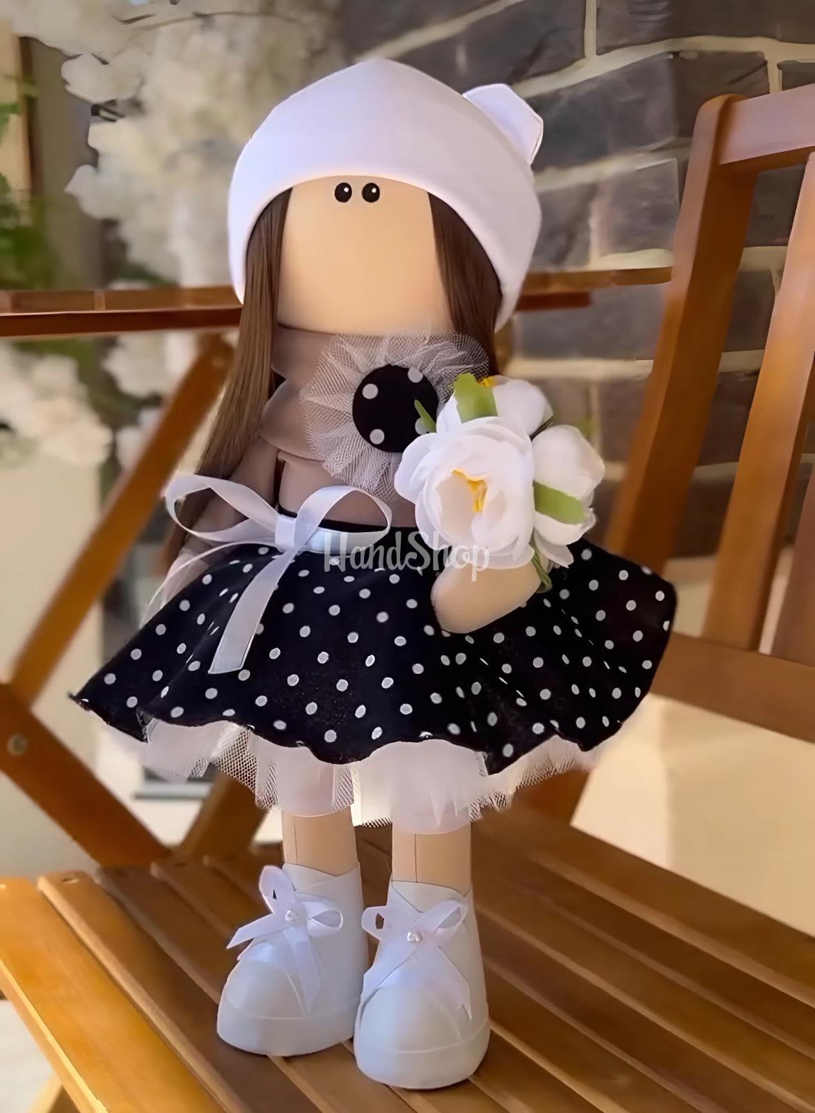 Інтер’єрна лялька текстильна сувенірна вчителька з квітами Інтер’єрна лялька текстильна сувенірна вчителька з квітами