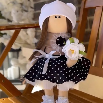 Інтер’єрна лялька текстильна сувенірна вчителька з квітами