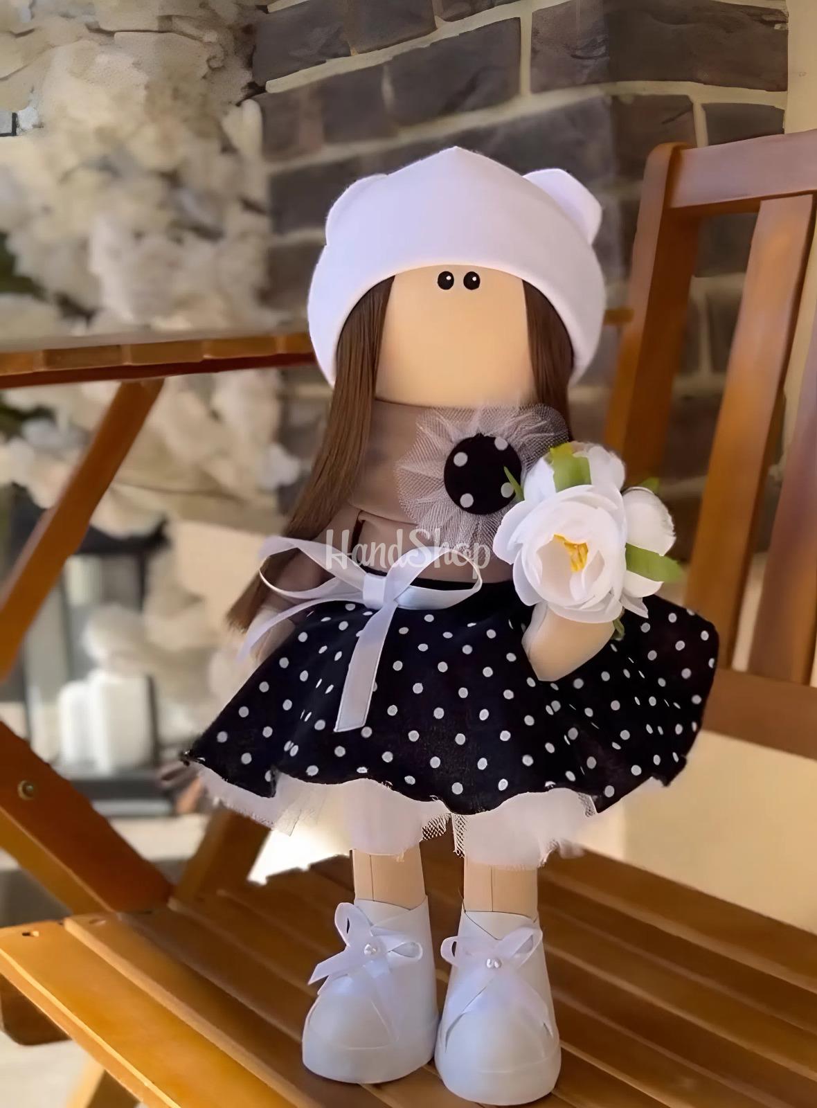 Інтер’єрна лялька текстильна сувенірна вчителька з квітами Інтер’єрна лялька текстильна сувенірна вчителька з квітами