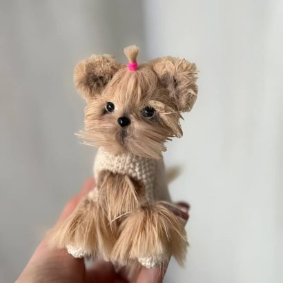 Авторська в'язана іграшка песик йоркширский терьер