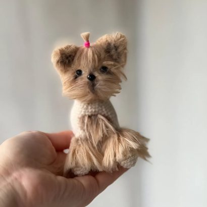 Авторська в'язана іграшка песик йоркширский терьер