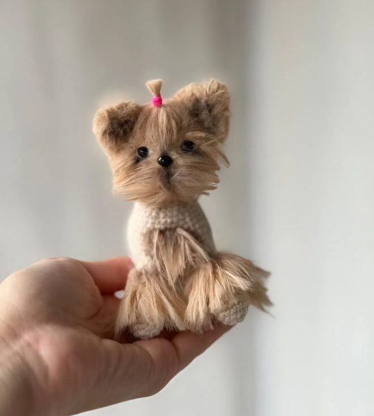 Авторська в'язана іграшка песик йоркширский терьер