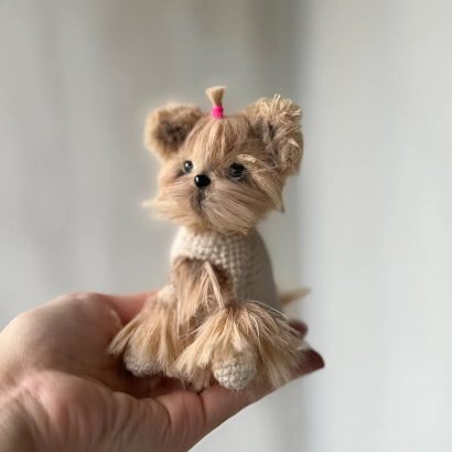 Авторська в'язана іграшка песик йоркширский терьер