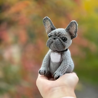 Авторська іграшка в’язаний пес сірий французький бульдог