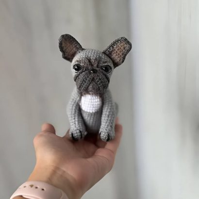 Авторська іграшка в’язаний пес сірий французький бульдог