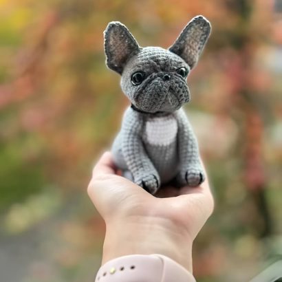 Авторська іграшка в’язаний пес сірий французький бульдог