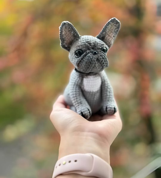 Авторська іграшка в’язаний пес сірий французький бульдог