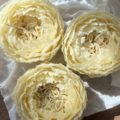 Свічка квітка біла троянда на підставці бджолиний віск