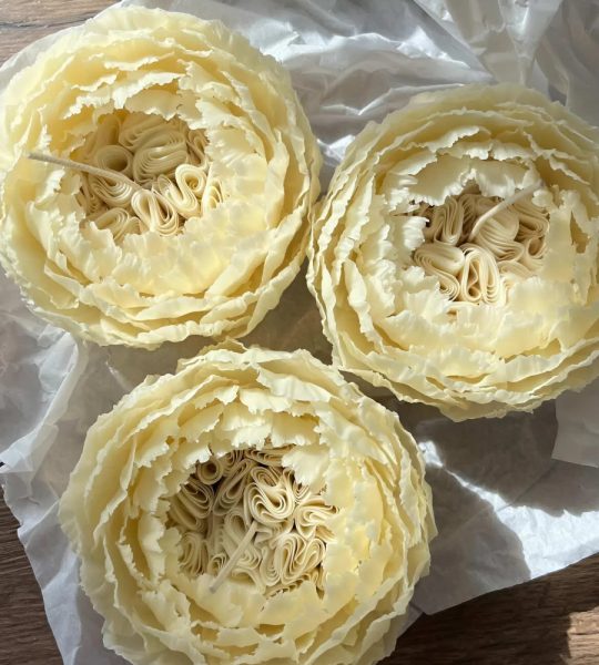 Свічка квітка біла троянда на підставці бджолиний віск