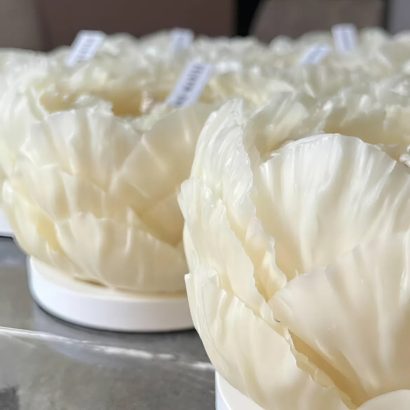 Свічка квітка біла троянда на підставці бджолиний віск