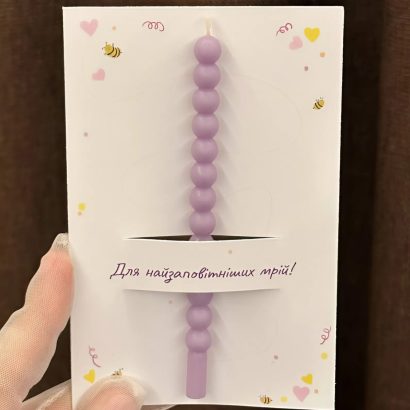 Листівка зі свічкою бенто-кульки, сірником, чиркалом