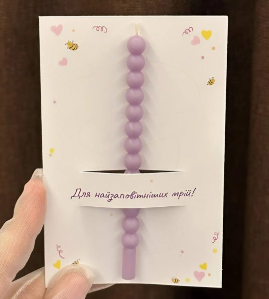 Листівка зі свічкою бенто-кульки, сірником, чиркалом