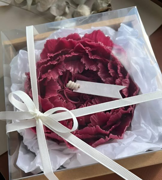 Свічка квітка бордова троянда на підставці бджолиний віск