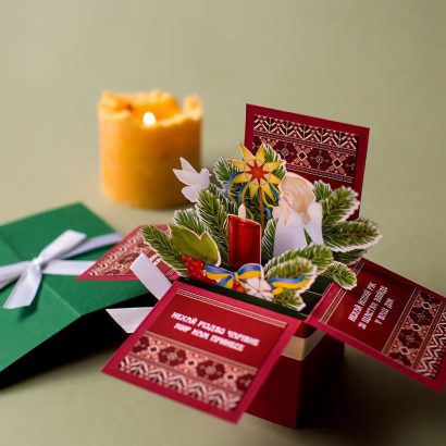 Листівка бордова коробочка об'ємна Різдво Новий рік 2026 ангел