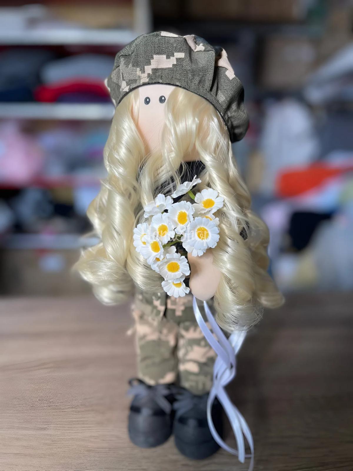 Лялька кудрава білявка захисниця військова українка Лялька кудрава білявка захисниця військова українка