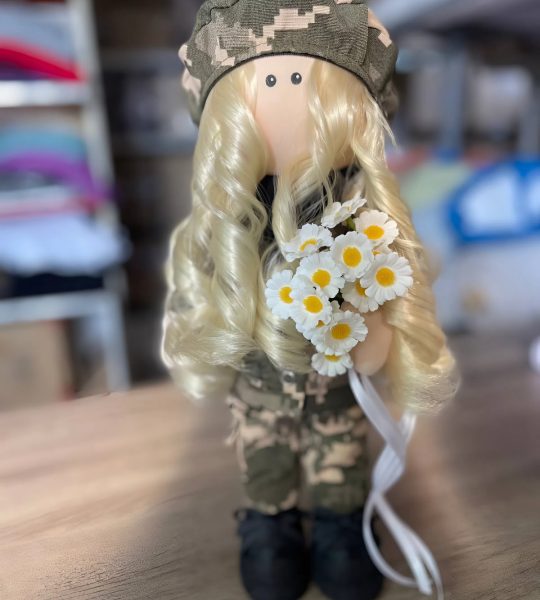 Лялька кудрава білявка захисниця військова українка