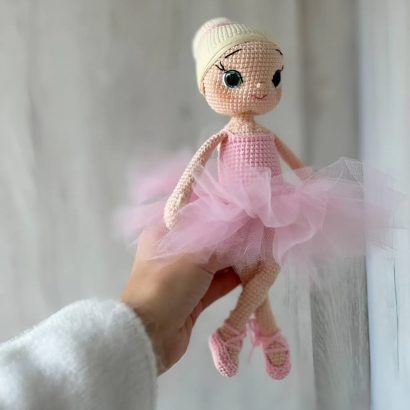 Сувенірна в’язана лялька балерина в пуантах та рожевій пачці
