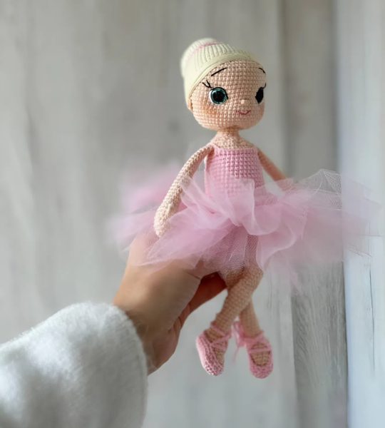 Сувенірна в’язана лялька балерина в пуантах та рожевій пачці