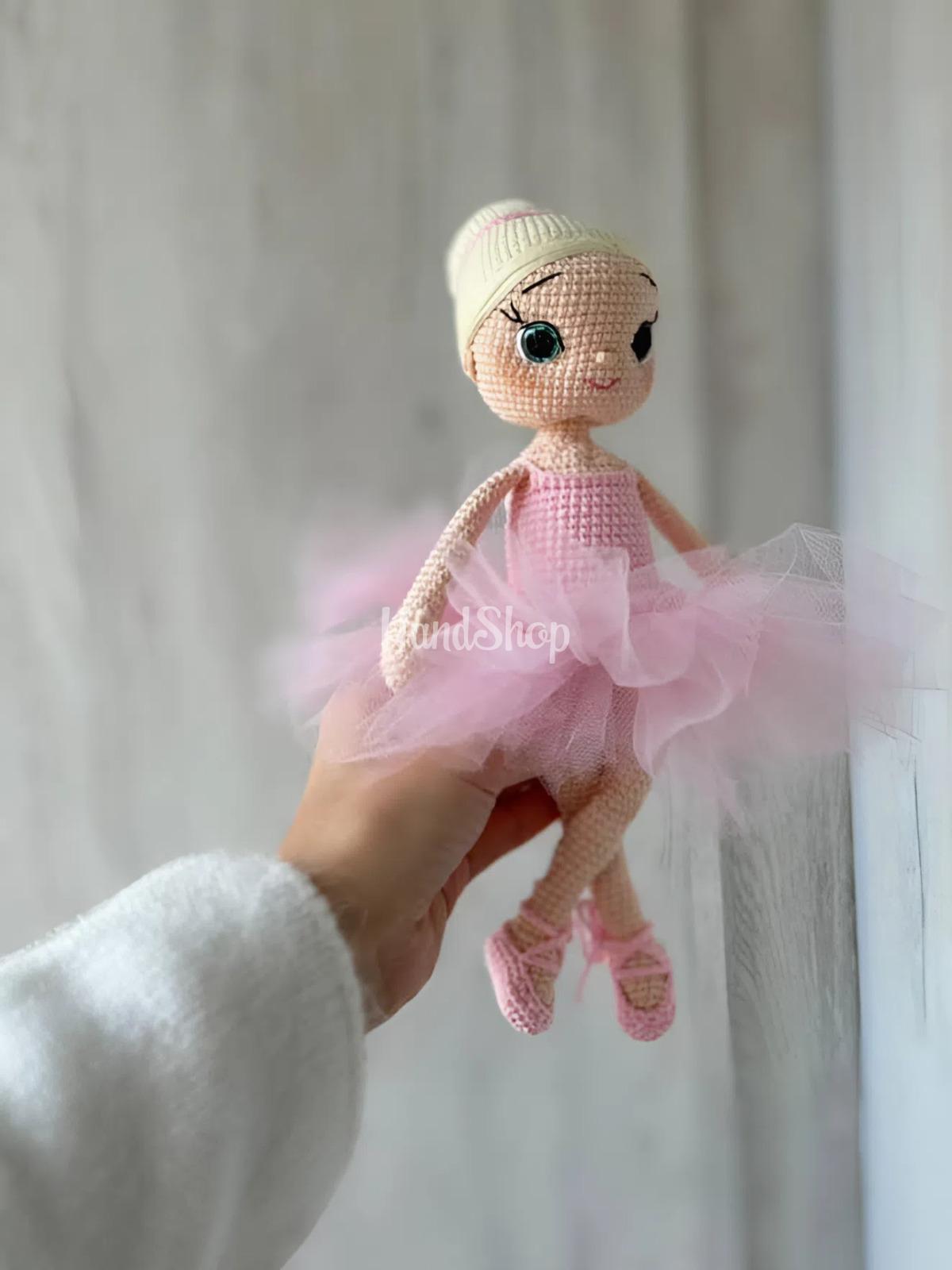 Сувенірна в’язана лялька балерина в пуантах та рожевій пачці Сувенірна в’язана лялька балерина в пуантах та рожевій пачці