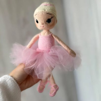 Сувенірна в’язана лялька балерина в пуантах та рожевій пачці