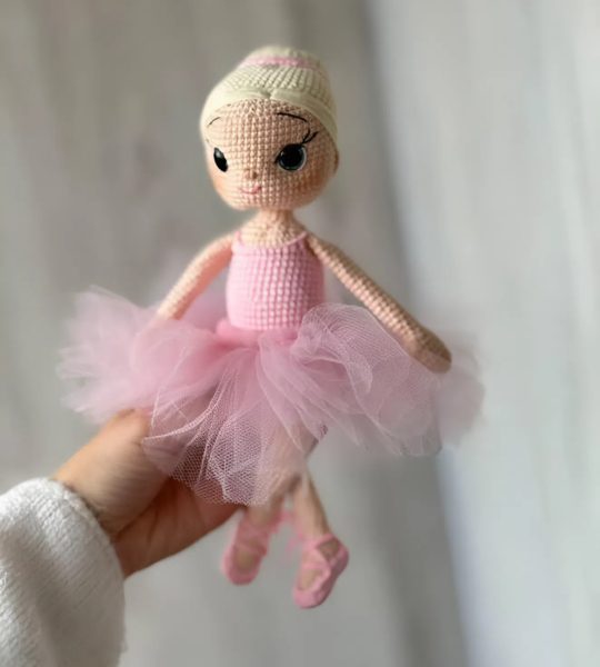 Сувенірна в’язана лялька балерина в пуантах та рожевій пачці