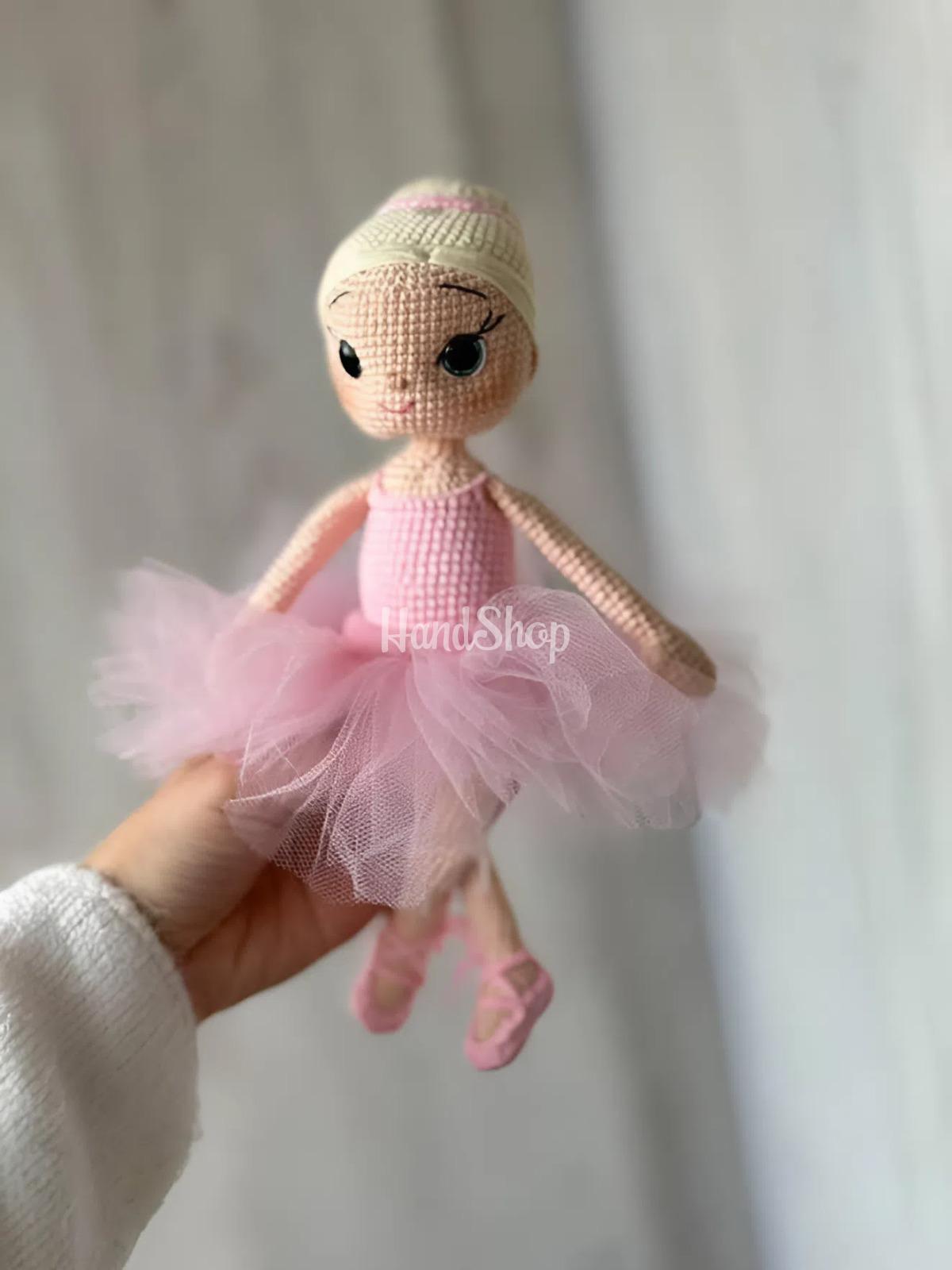 Сувенірна в’язана лялька балерина в пуантах та рожевій пачці Сувенірна в’язана лялька балерина в пуантах та рожевій пачці