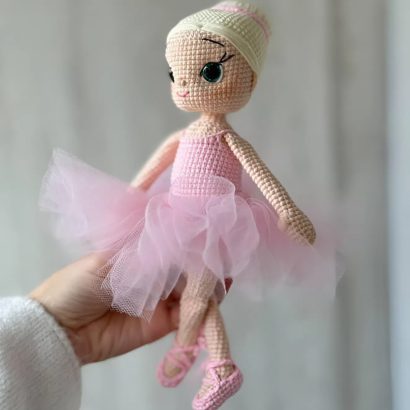 Сувенірна в’язана лялька балерина в пуантах та рожевій пачці