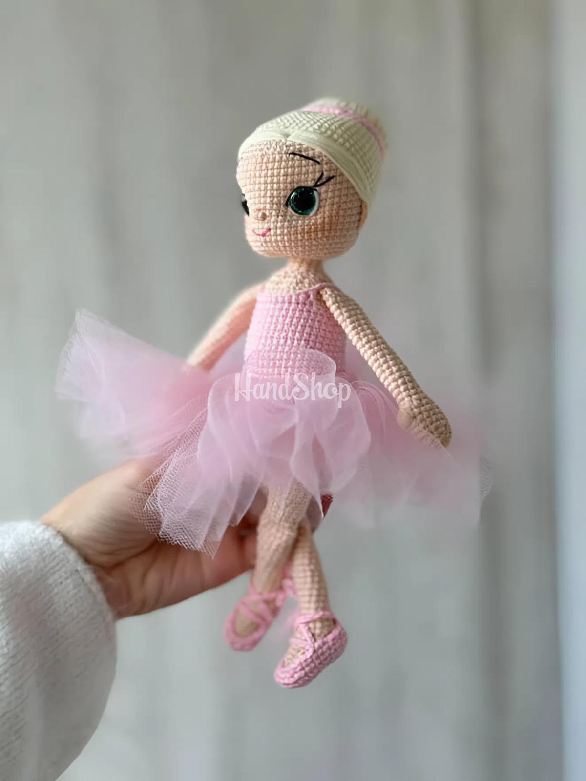 Сувенірна в’язана лялька балерина в пуантах та рожевій пачці Сувенірна в’язана лялька балерина в пуантах та рожевій пачці