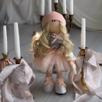 Інтер'єрна лялька з довгим білявим волоссям з ведмедиком