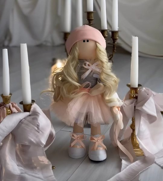 Інтер'єрна лялька з довгим білявим волоссям з ведмедиком