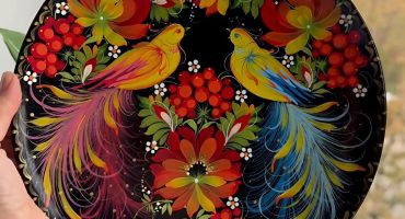 Авторська керамічна тарілка з петриківським розписом: чарівні птахи і квіти мальв, що несуть в себе силу української традиції Авторська керамічна тарілка з петриківським розписом: чарівні птахи і квіти мальв, що несуть в себе силу української традиції