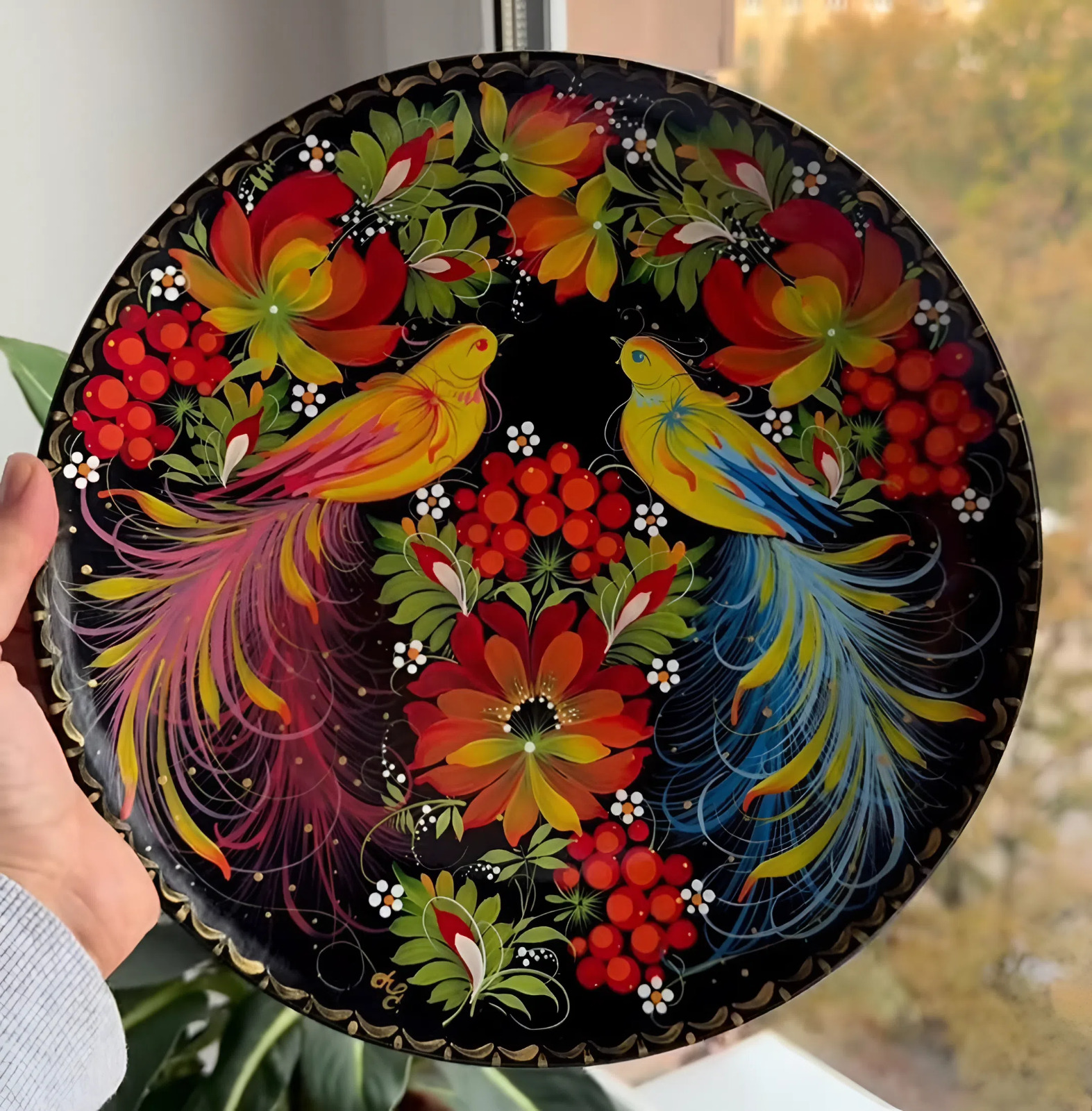 Авторська керамічна тарілка з петриківським розписом: чарівні птахи і квіти мальв, що несуть в себе силу української традиції