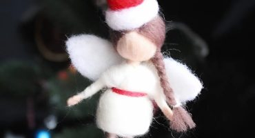 Новорічна магія в кожній деталі: валяна лялька підвіска ангелик Санта ручної роботи для вашої ялинки