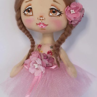 Маленька сувенірна лялька в пишній рожевій сукні