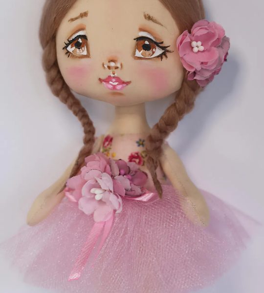 Маленька сувенірна лялька в пишній рожевій сукні