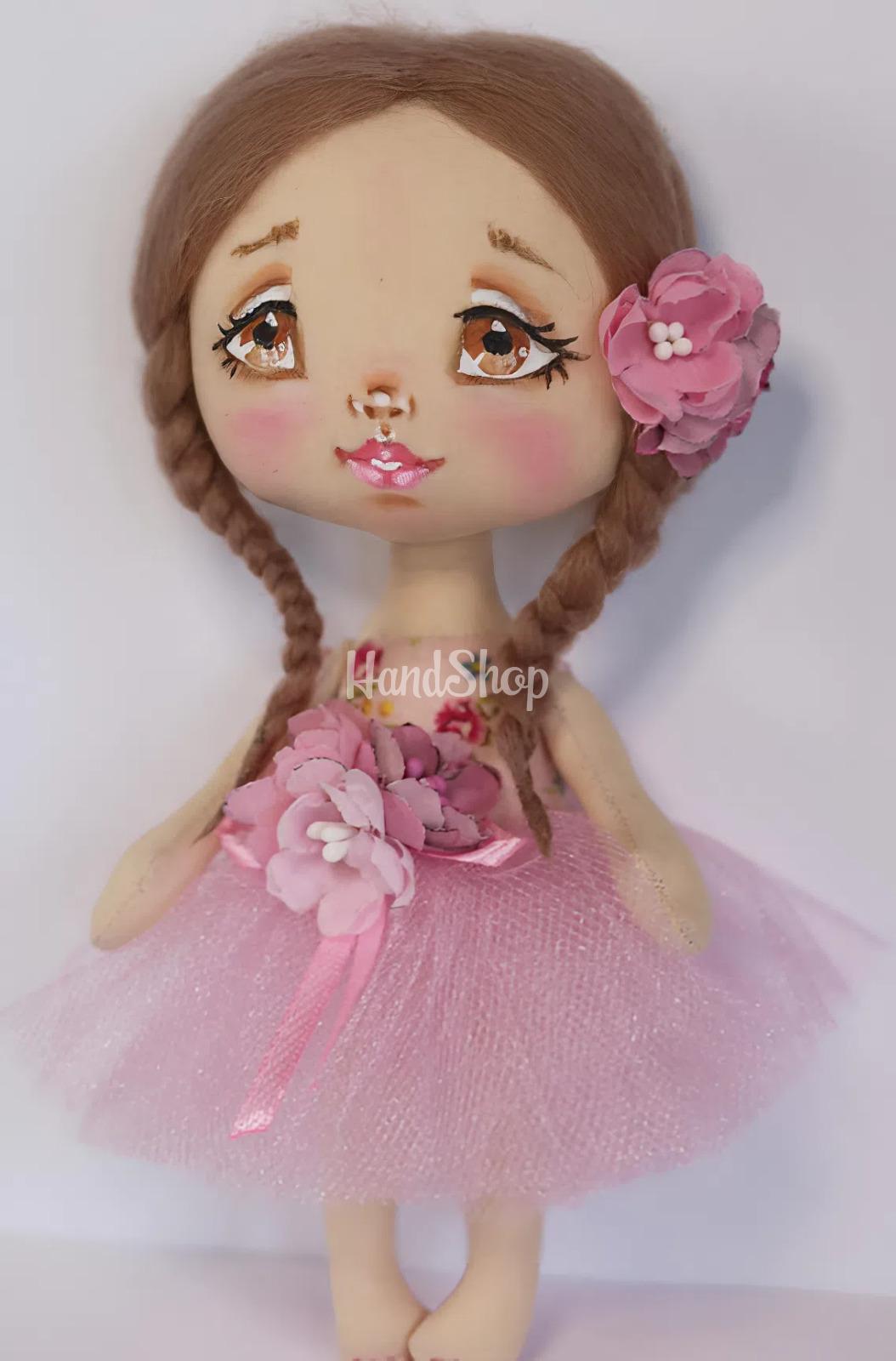 Маленька сувенірна лялька в пишній рожевій сукні Маленька сувенірна лялька в пишній рожевій сукні