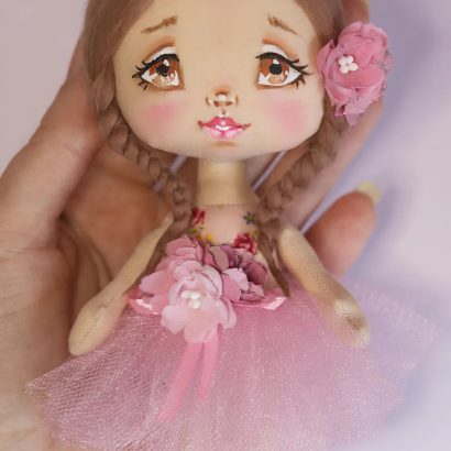 Маленька сувенірна лялька в пишній рожевій сукні