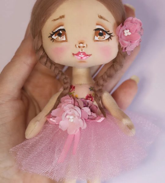Маленька сувенірна лялька в пишній рожевій сукні