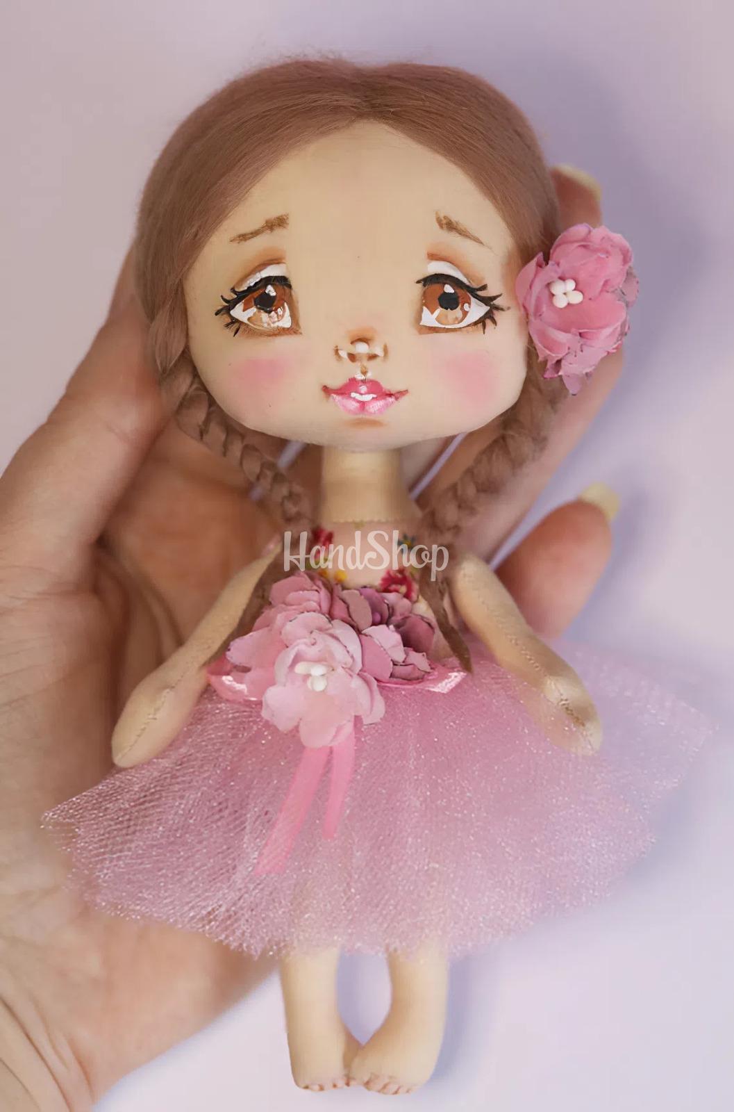 Маленька сувенірна лялька в пишній рожевій сукні Маленька сувенірна лялька в пишній рожевій сукні