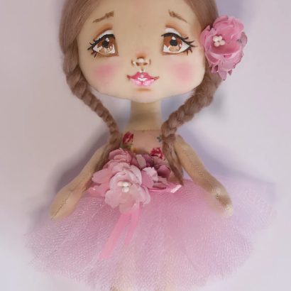 Маленька сувенірна лялька в пишній рожевій сукні