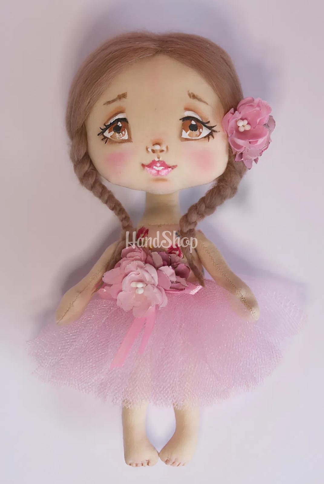 Маленька сувенірна лялька в пишній рожевій сукні Маленька сувенірна лялька в пишній рожевій сукні