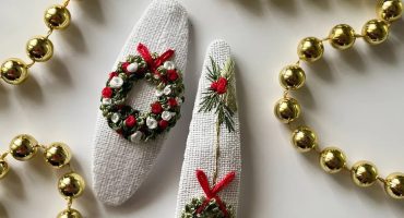 Святкова магія у кожному стібку: новорічні дитячі заколочки клік-клак з вишивкою різдвяні віночки ручної роботи