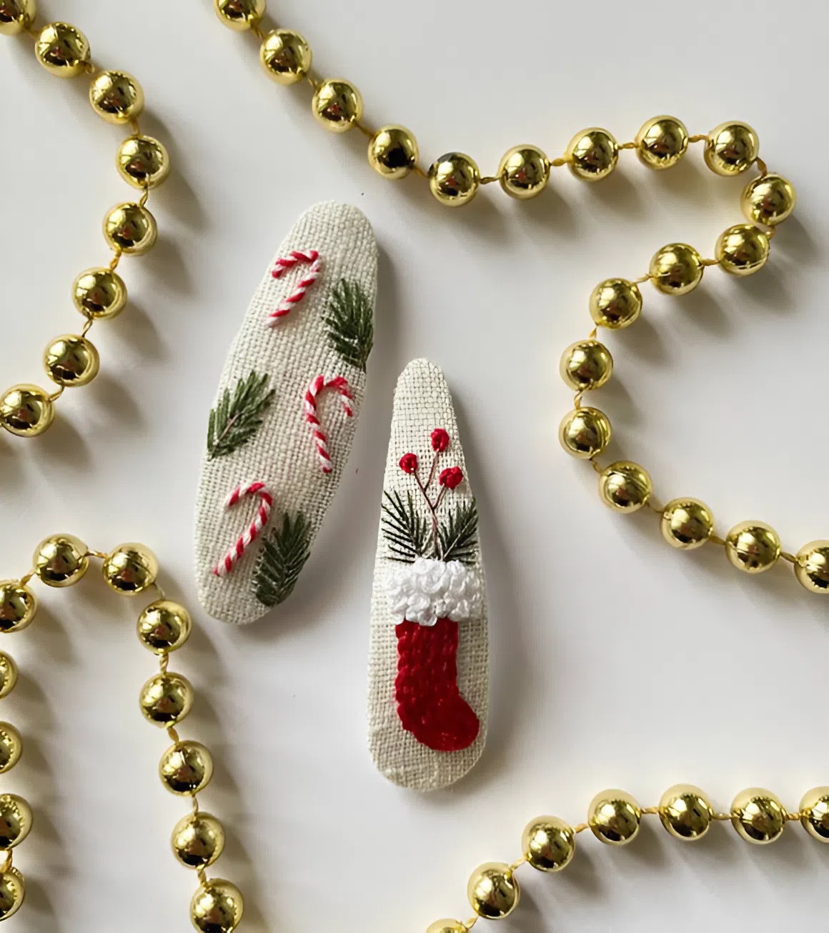 Дитячі аксесуари для волосся з вишивкою льодяників, чобітків ручної роботи - ідеальний подарунок на зимові свята